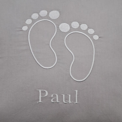 Personalisierter Kissenbezug mit Babyfüßen & Namen