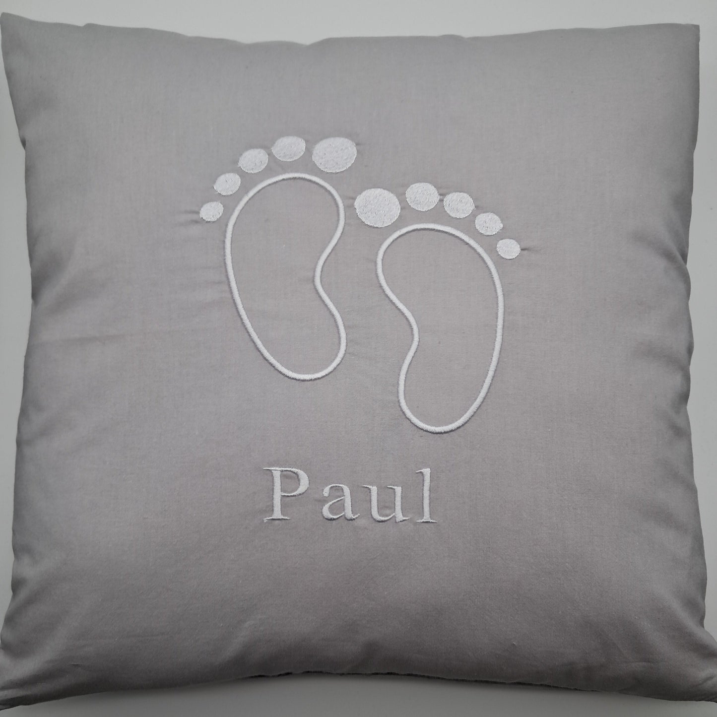 Personalisierter Kissenbezug mit Babyfüßen & Namen