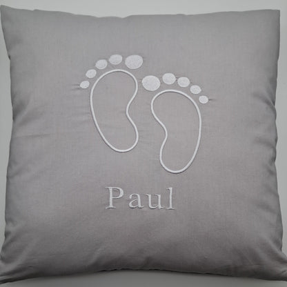 Personalisierter Kissenbezug mit Babyfüßen & Namen