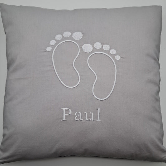 Personalisierter Kissenbezug mit Babyfüßen & Namen