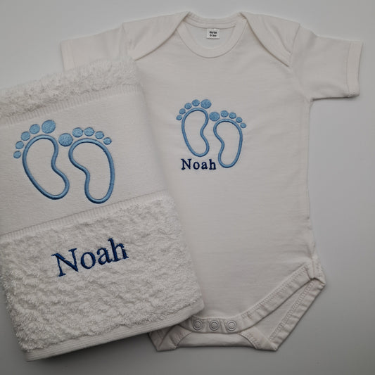 Personalisiertes Babyset - Babyfüßchen (Body & Handtuch)