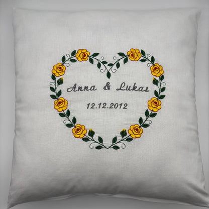 Kissenbezug mit Blumenherz - personalisiert mit Namen & Datum