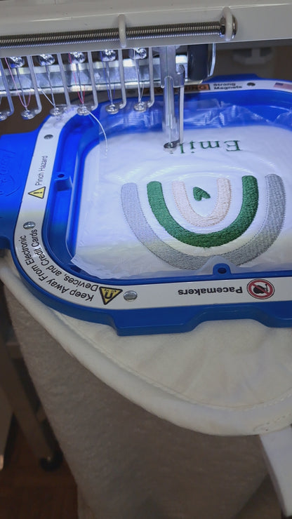 Personalisiertes Kapuzenhandtuch mit Regenbogen-Stickerei & Name